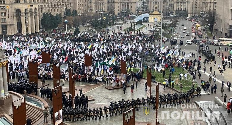  Драки, слезоточивый газ, похоронные венки: в Киеве прошел митинг